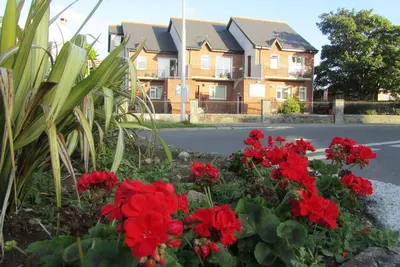 Image de Maison de ville, située dans le village de Salthill à proximité du bord de mer.