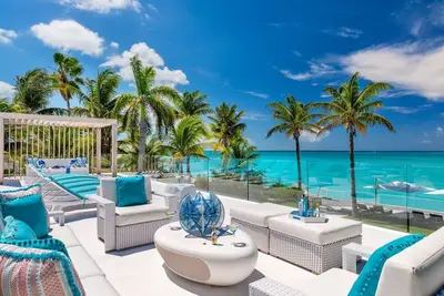 Image de Villa en bord de mer avec piscine chauffée, service de ménage, majordome et service de chef inclus