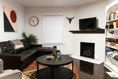 Image de Belle maison moderne du centre-ville de Kalamazoo - à côté de Wmu et K College!