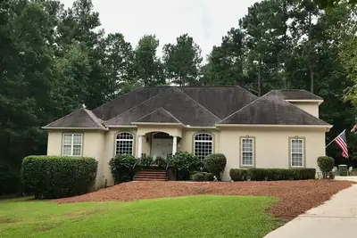 Image de 3+ chambres, 2 1/2 salles de bain maison située à 11. 4 miles de l'Augusta National