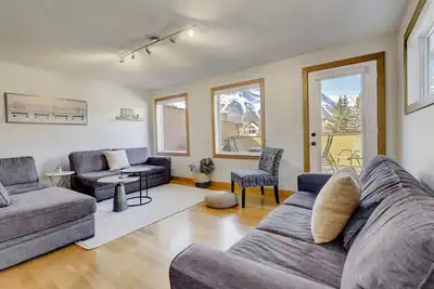 Image de Nouvelle maison de ville de Canmore. Une vue imprenable et à pied du centre-ville