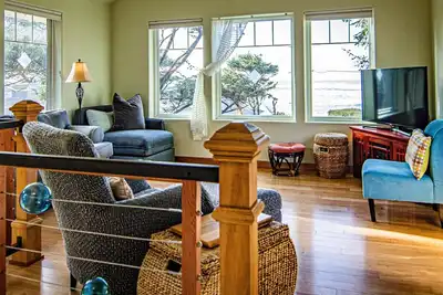 Image de Étapes de la maison moderne, acceptant les chiens et vue sur l'océan à partir de 11 km de Sandy Beach