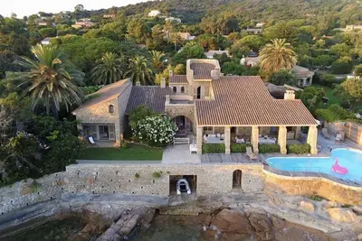 Image de Spacieuse villa pieds dans l'eau à l'isolella avec plage et ponton privatifs