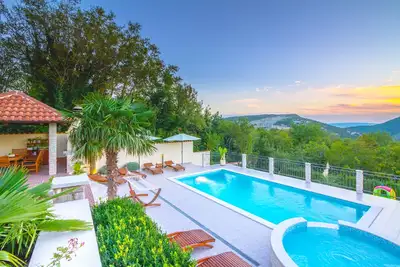 Image de Villa Verde dans une maison avec piscine privée dans oasis de verdure, à 3 km de la mer