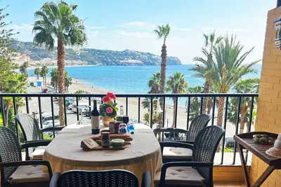 Image de 2 bed ap. next to beach with communal pool and lovely views