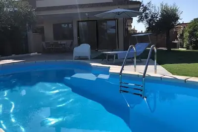 Image de Villa avec piscine dans un village calme près de la belle plage de sable de Costa Rei