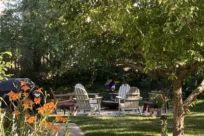 Image de Merveilleusement spacieuse maison W / Grande terrasse Près de la plage et la baie Cove