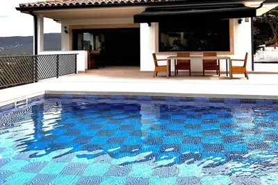 Image de Luxurius Villa avec des vues spectaculaires