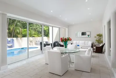 Image de Belle villa à aire ouverte sur 3 000 d'espace de vie au n ° 1 Queens Fort