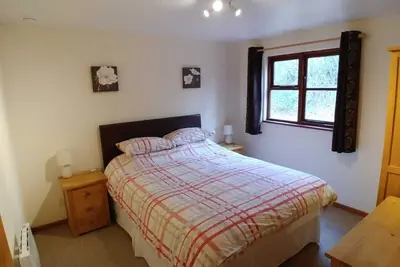 Image de Piscine intérieure chauffée. Lodge de 2 chambres pour 4 personnes dans 5 acres de bois magnifique