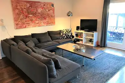 Image de Chic One Bedroom Beach Pad - 2 blocs de la plage