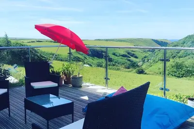 Image de Superbe maison familiale avec vue sur la mer. 3 min en voiture de la plage de Trebarwith