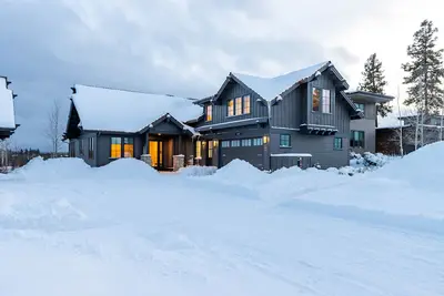 Image de 5 chambres / 5 salles de bain, à 25 minutes du mont. Bachelor, bain à remous, foyer, vue sur la montagne!