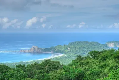 Image de 3 chambres, 3 1/2 salles de bain magnifique maison avec vue sur l'océan, la jungle et la montagne.