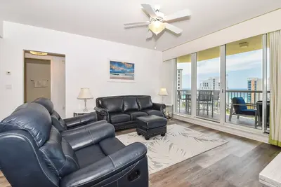 Image de Mise à jour de la côte chic avec vue sur la plage depuis le balcon privé!