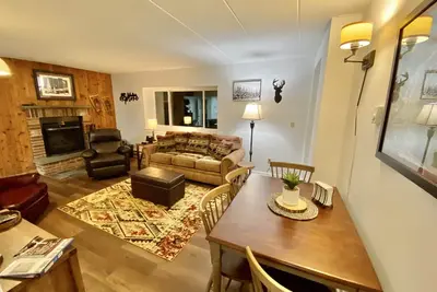 Image de Spacieux! 2br / 1. Condo 5Bath Updated ** À Travers de la base Snowshed à Killington!