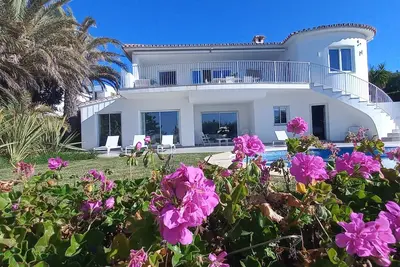 Image de Villa de luxe, vue sur la mer à pied de la plage et à proximité du golf.