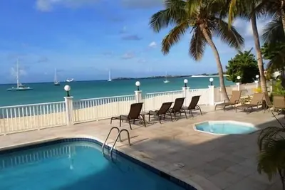 Image de Beachfront & Poolfront 2br rez-de-chaussée directement sur la plage de Simpson Bay. Bienheureux!
