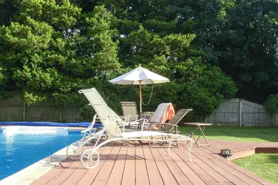 Image de Beau Southampton Village Ranch, piscine chauffée Sw, cuisine américaine, grande cour + barbecue