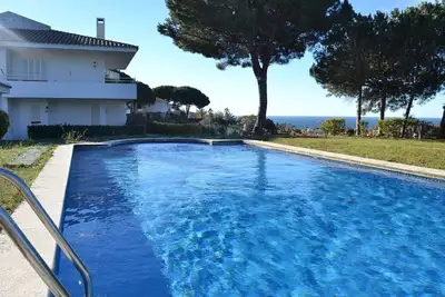Image de Villas jumelles avec grande piscine et vue sur la mer près de Barcelone. Wifi gratuit, a / c