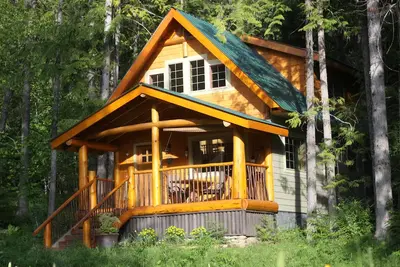 Image de Kootenay Lake Timber Frame Cabin in Crawford Bay, close to public sandy beach.