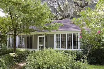 Image de 1920 Guest House de charme sur 2 hectares, primé, Immobilier historique, dans la ville.