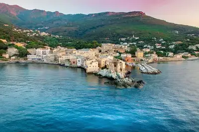 Image de Loft de 100 m2 dans le village d'Erbalunga, pieds dans l'eau