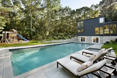 Image de Luxury Water Mill Retreat moderne avec tennis, piscine, minutes des plages de l'océan