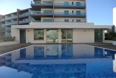 Bel appartement ensoleillé avec piscine intérieure chauffée, jacuzzi et grande piscine extérieure