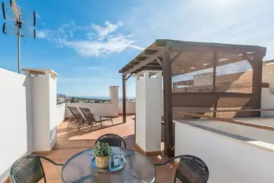 Image de Appartement moderne - terrasse sur le toit - vue sur la mer - climatisation - piscine commune et parking