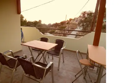 Image de Appartements pour les familles pour 6 personnes dans un village calme appelé Pitsidia