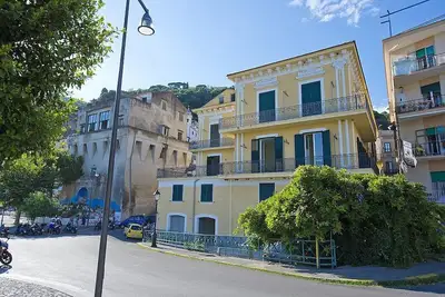 Image de Appartamento Mariuccia D: Un appartement confortable situé à quelques pas de la plage de sable.