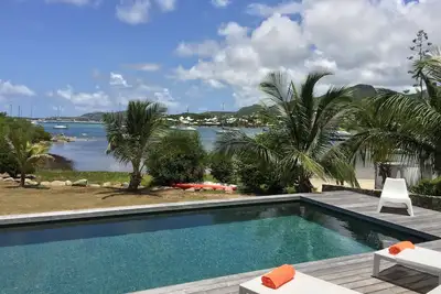 Image de Nouveauté! Grande Villa Pieds dans l'eau. . . un site d'exception!