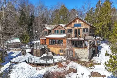 Image de Location au mois sur le lac Pristine dans les Laurentides, Québec, Canada
