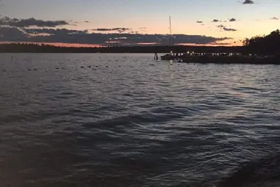 Image de Chaleureux, rustique, chalet d'origine à deux minutes à pied de la plage privée!