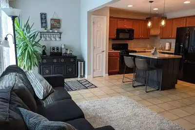 Image de Nouvelle maison de ville spacieuse - 10 minutes de l'alimentation
