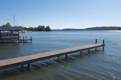 Image de Lake Cottage sur la baie de Fair Haven avec quai