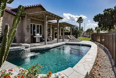 Image de Superbe piscine / terrain de golf maison en face de l'Empire Concert & Polo Grounds