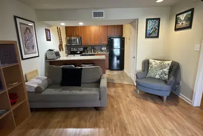 Image de Une chambre mignonne et pratique à North / Central Austin
