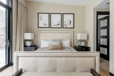 Image de Meilleur emplacement sur Gore Creek! Marchez jusqu'au village de Vail. Maison de luxe, 12 personnes +.