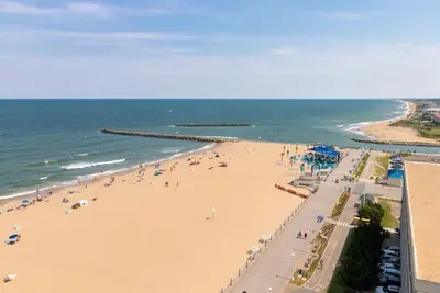 Image de Joliment meublé Oceanfront Condo Dans le «coeur» de la bande de villégiature.