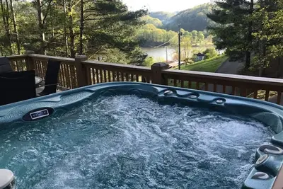 Image de Overlook Watauga Lake, Relaxing in a New Cabin, with Boat Slip, Hot Tub, Canoes