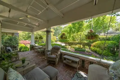 Image de Complètement privé, mais au centre de tout, 910VirginiaAveDotInfo