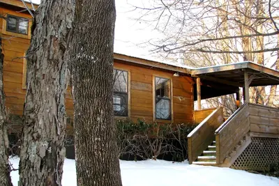 Image de Coquette Riverside 1br 'Real Log' Cabine - Baignoire Chaude, Foyer + (6 couchages)