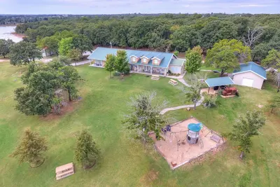 Image de Lake Front Property; Secluded & Private; Sleeps 18; Located 30 miles from Okc