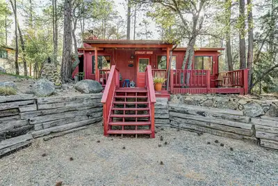 Image de Petite cabane rouge dans les bois