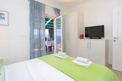 Image de Appartement de deux chambres avec la terrasse et la vue sur le mer Pisak, Omis (A-16239-b)