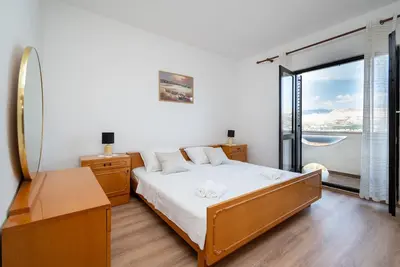 Image de Appartement de deux chambres avec la terrasse et la vue sur le mer Pag (A-15765-a)