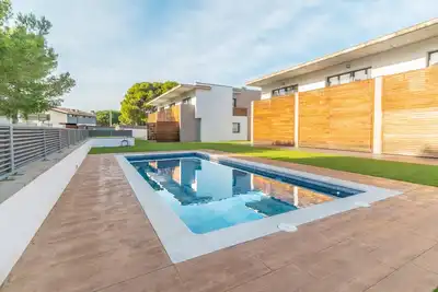 Image de Janet: Belle maison avec piscine communautaire dans un quartier calme