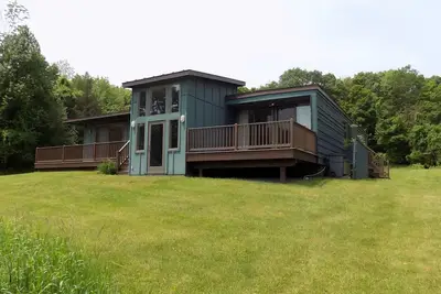 Image de Maison Mid-Century entourée de prés